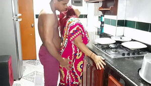 MILF pelirroja puta es follada en la cocina